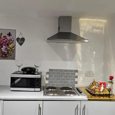 Beautiful En-suite In -lower Floor Apartment