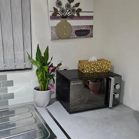 Beautiful En-suite In -lower Floor Apartment