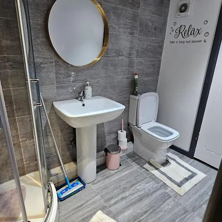 Beautiful En-suite In -lower Floor *