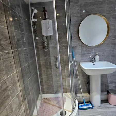 Beautiful En-suite In -lower Floor