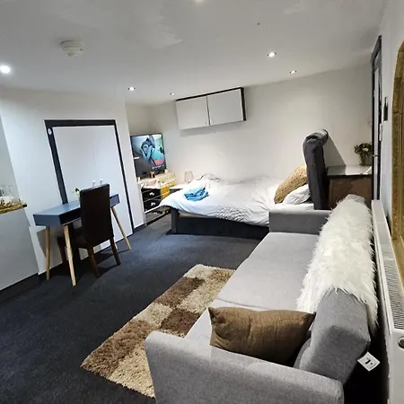 Beautiful En-suite In -lower Floor Apartment *