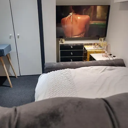 Beautiful En-suite In -lower Floor * Leeds (West Yorkshire)