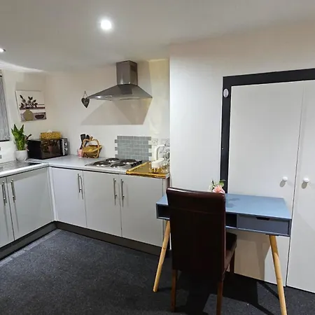 Beautiful En-suite In -lower Floor Apartment