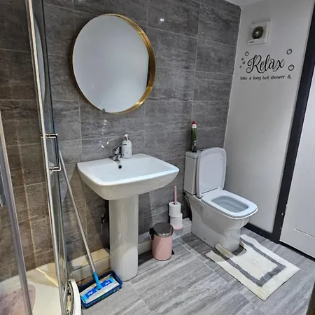 Apartment Beautiful En-suite In -lower Floor *