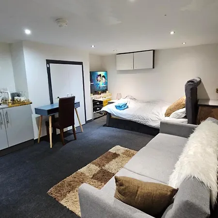 Beautiful En-suite In -lower Floor Apartment *