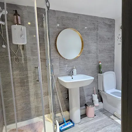 Beautiful En-suite In -lower Floor Apartment Leeds (West Yorkshire)