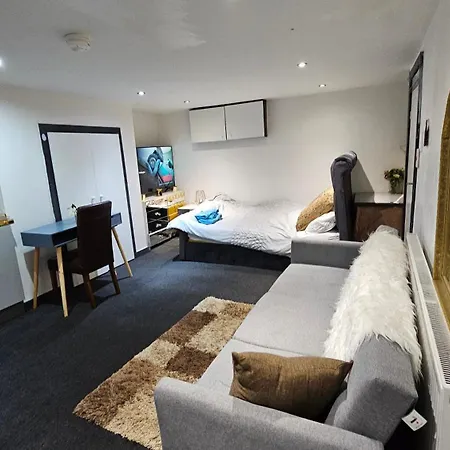 Beautiful En-suite In -lower Floor Apartment