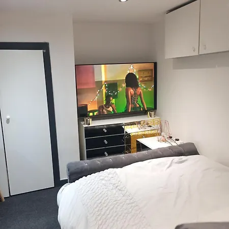 Beautiful En-suite In -lower Floor *