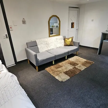 Beautiful En-suite In -lower Floor