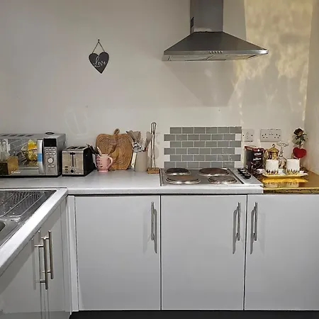 Beautiful En-suite In -lower Floor Apartment *